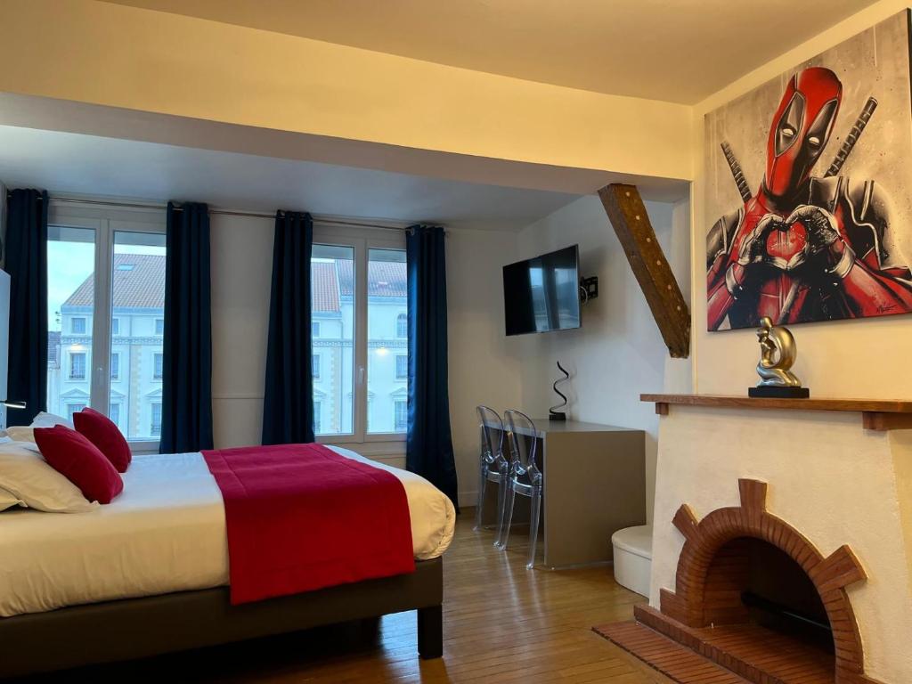 Postel nebo postele na pokoji v ubytování HOTEL & SPA Le Renard Centre