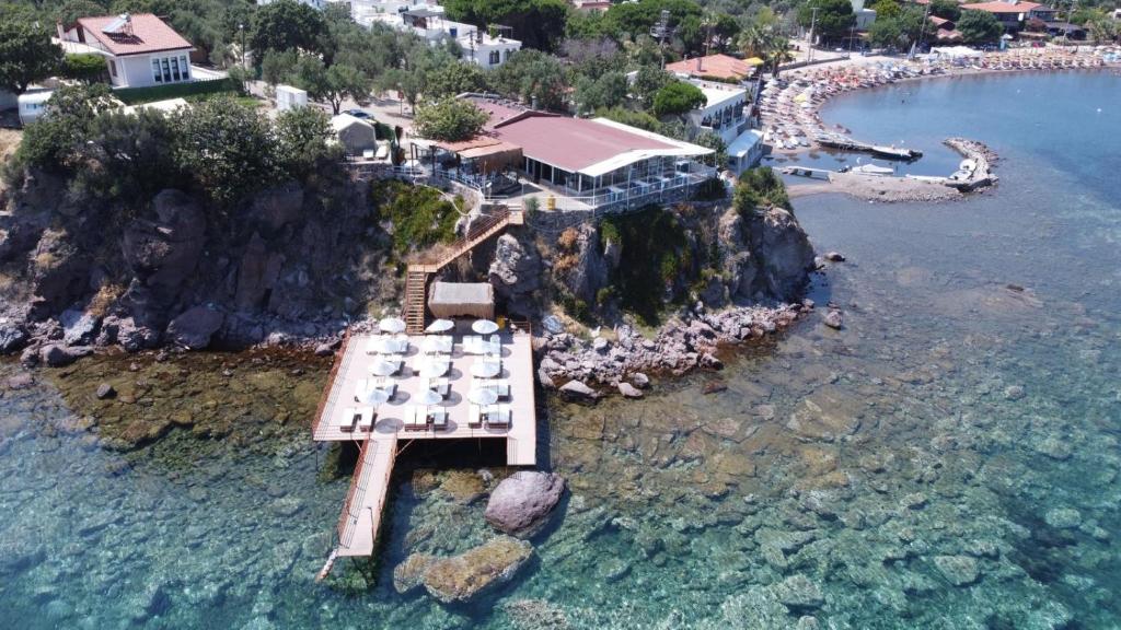 una vista aérea de un complejo en el agua en Veranda Glamping en Ayvacık