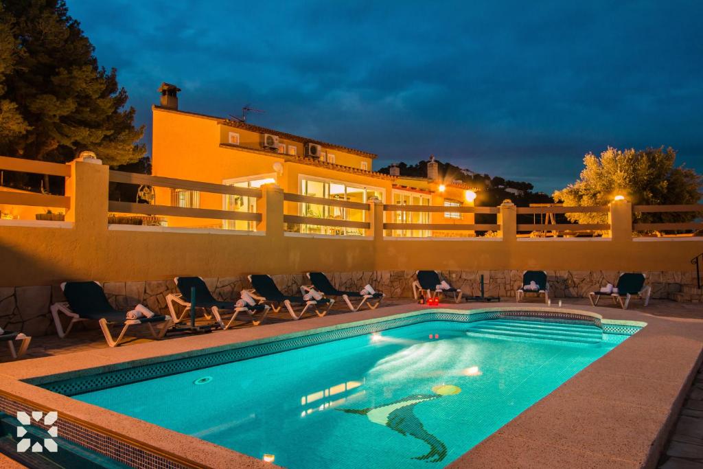 una piscina di fronte a una casa di Villa Niceview by Abahana Villas a Calpe