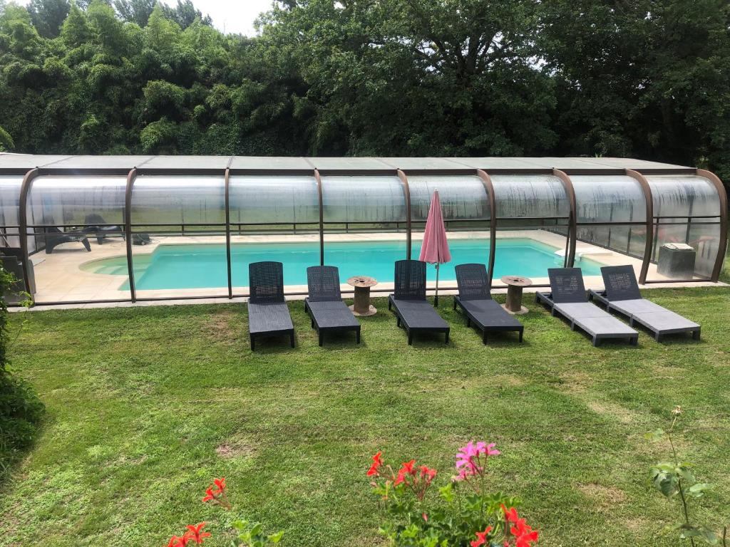 Le Cottage de Laugère Gite 12 personnes avec piscine, Charentondu