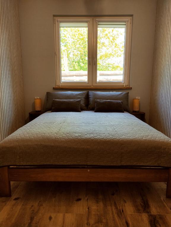 Postel nebo postele na pokoji v ubytování przy lesie