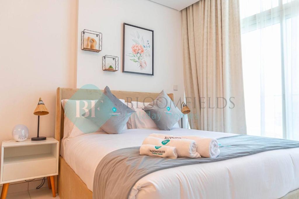 una camera da letto con un letto e asciugamani di Spacious Studio In Thalassa a Abu Dhabi