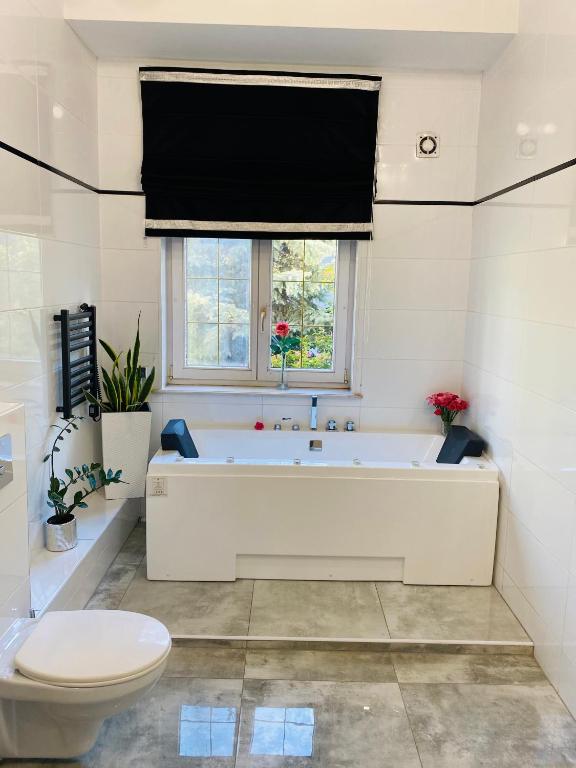 Kúpeľňa v ubytovaní Kaliny Apartamenty wanny z hydromasażem
