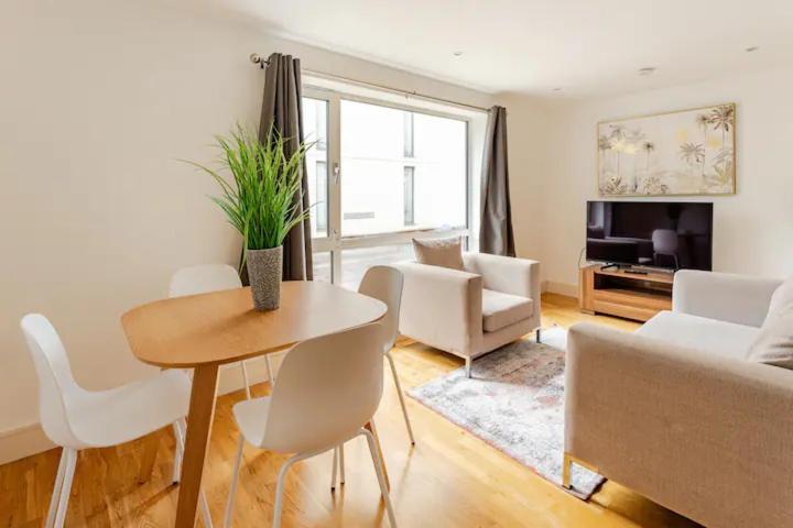 Brand New Flat in Central London with Car Park - Two-Bedroom Apartment