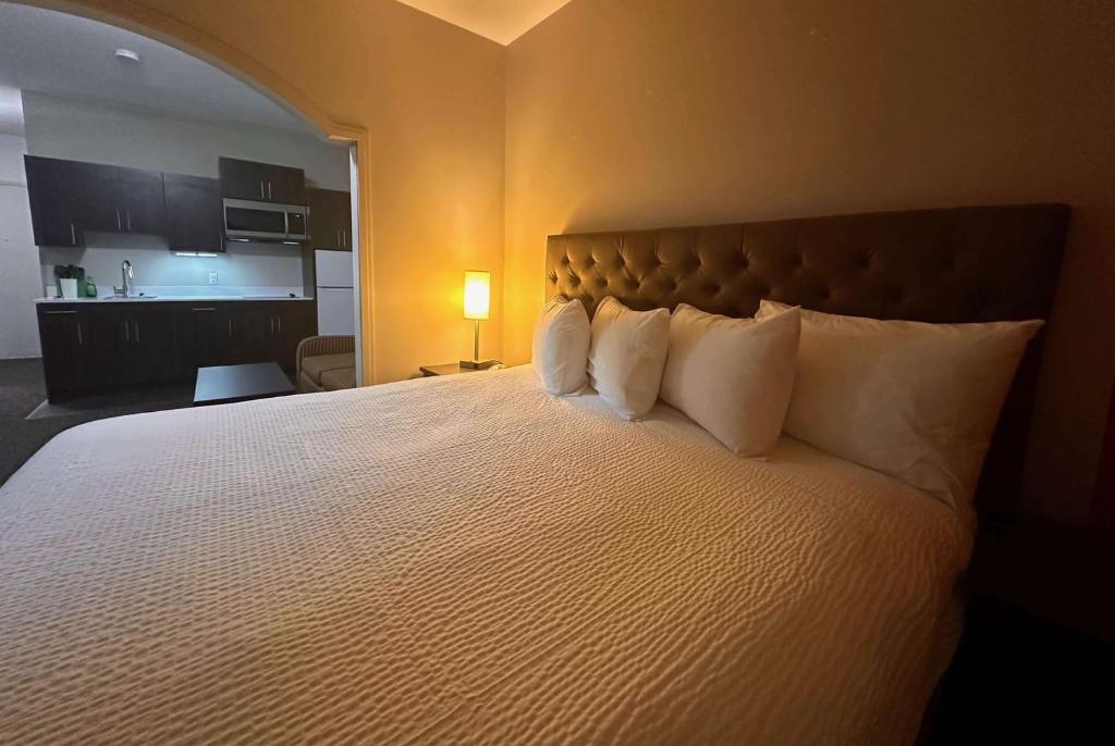Una cama o camas en una habitación de Ramada by Wyndham Estevan