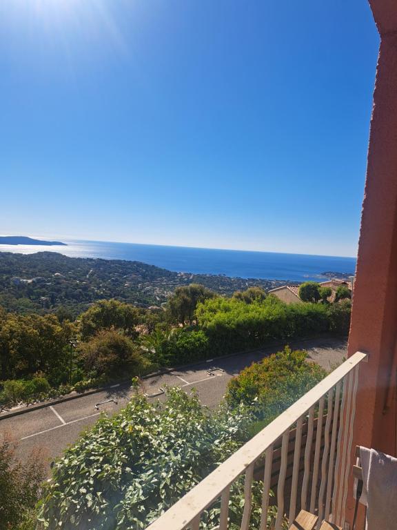 une vue sur l'océan depuis le balcon d'une maison dans l'établissement Location vacance vue mer 4 à 6 personnes, à Cavalaire-sur-Mer