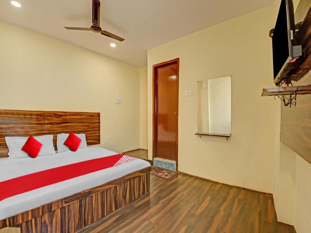 Schlafzimmer mit einem Bett und einem Flachbild-TV in der Unterkunft OYO Flagship 81128 Hotel Preet Palace in Ranchi