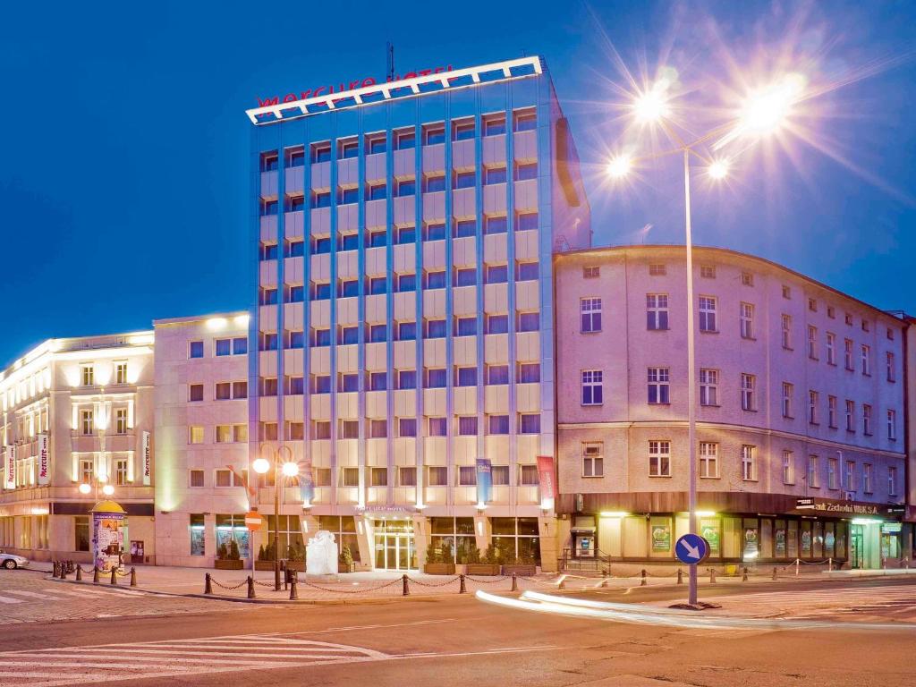 un edificio alto con luces encima en Mercure Opole en Opole
