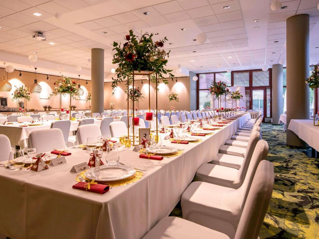 Reštaurácia alebo iné gastronomické zariadenie v ubytovaní Mercure Jelenia Góra