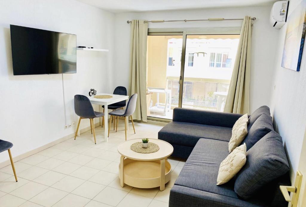 un salon avec un canapé et une table dans l'établissement Square central, à Juan-les-Pins
