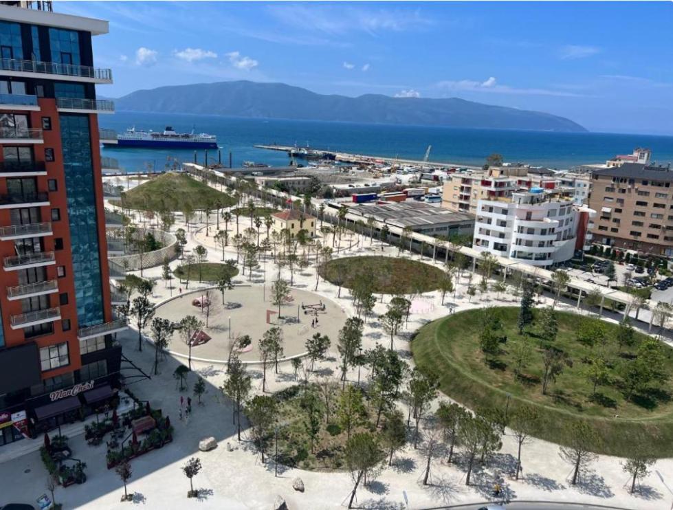 uma vista aérea de uma cidade com um parque em Paradise Dream 3 Apartment in Vlora em Vlorë