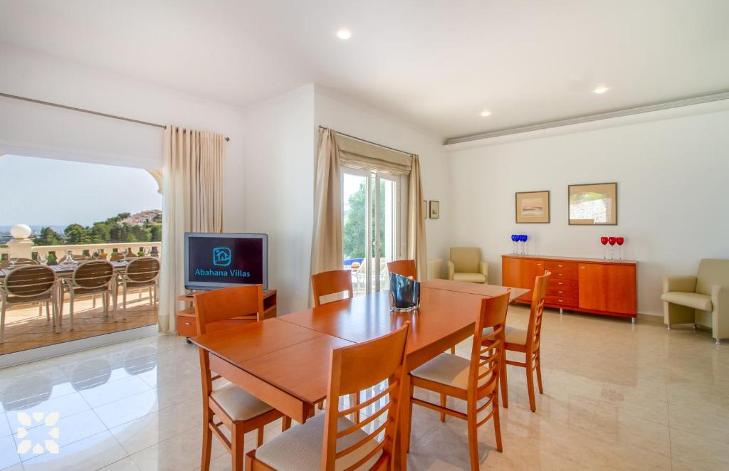 Televízia a/alebo spoločenská miestnosť v ubytovaní Villa Treveris by Abahana Villas