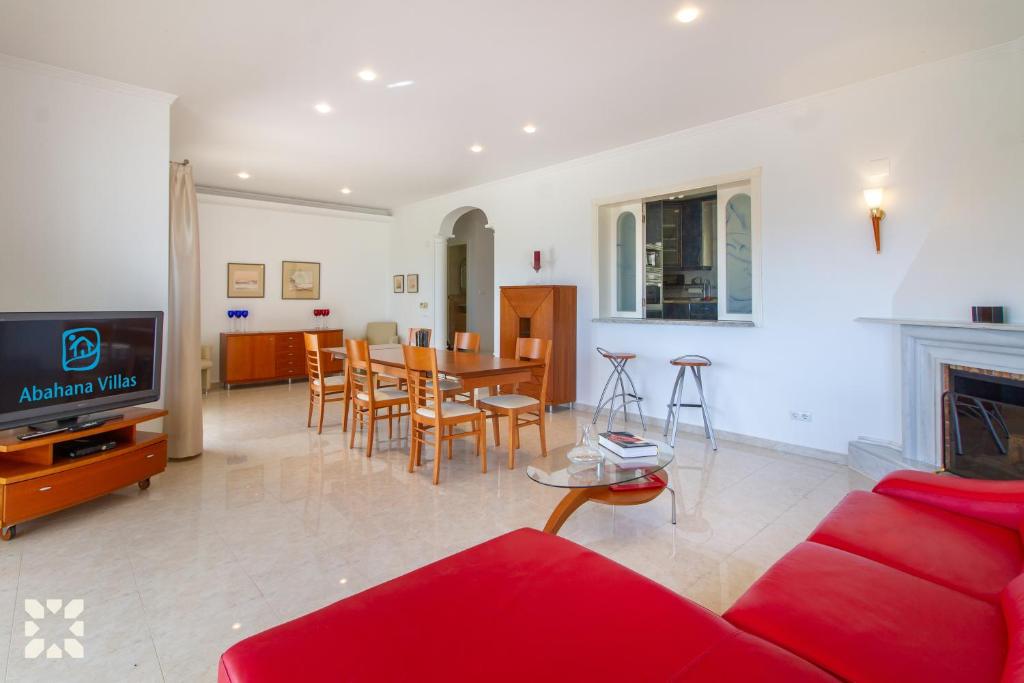 Televízia a/alebo spoločenská miestnosť v ubytovaní Villa Treveris by Abahana Villas