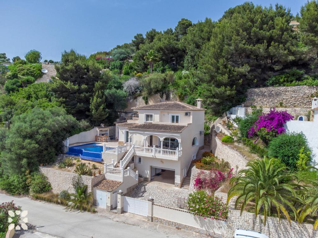 Bazén v ubytovaní Villa Treveris by Abahana Villas alebo v jeho blízkosti