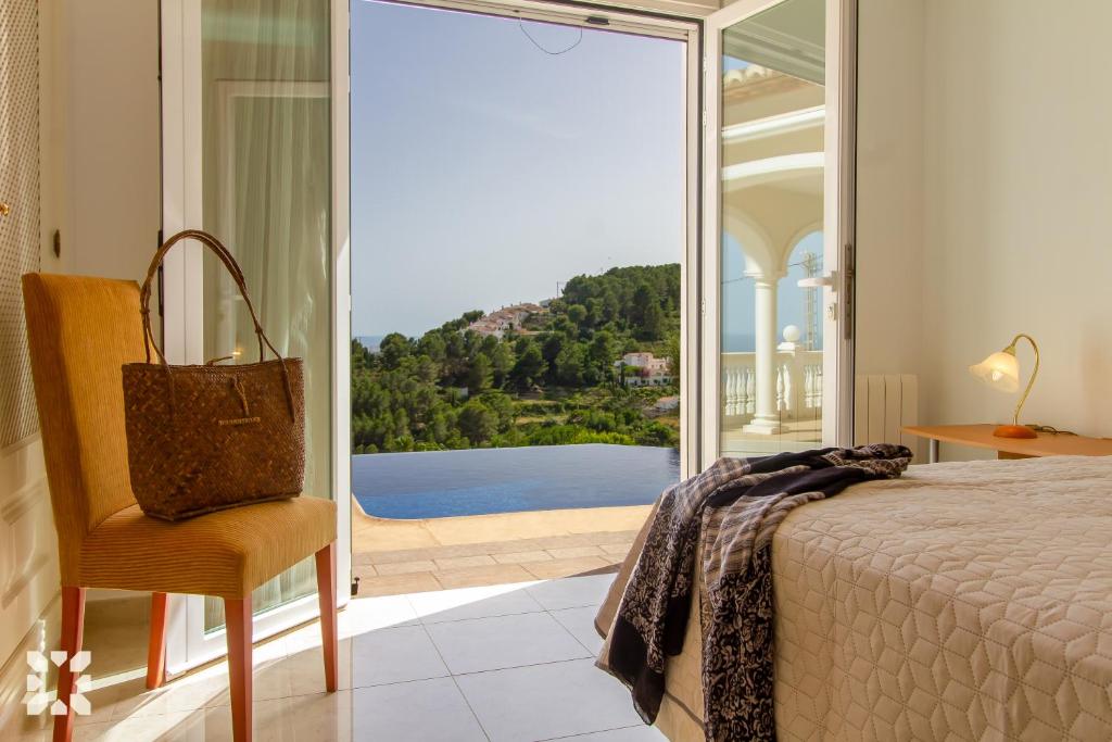 Bazén v ubytovaní Villa Treveris by Abahana Villas alebo v jeho blízkosti