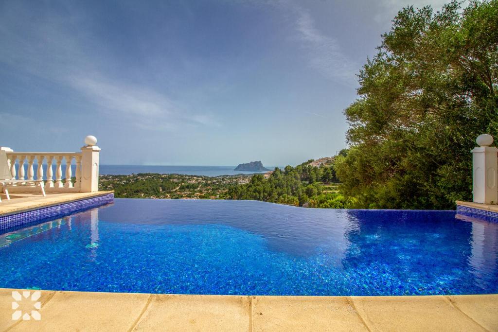 Bazén v ubytovaní Villa Treveris by Abahana Villas alebo v jeho blízkosti