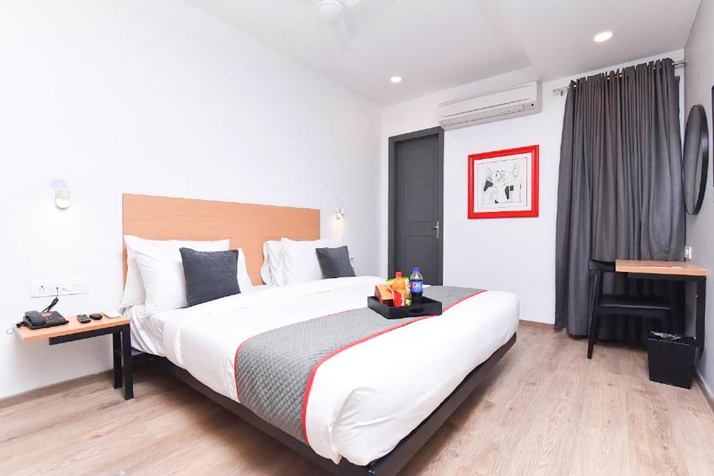 Giường trong phòng chung tại Hotel Happy Residency-Sainik Farms
