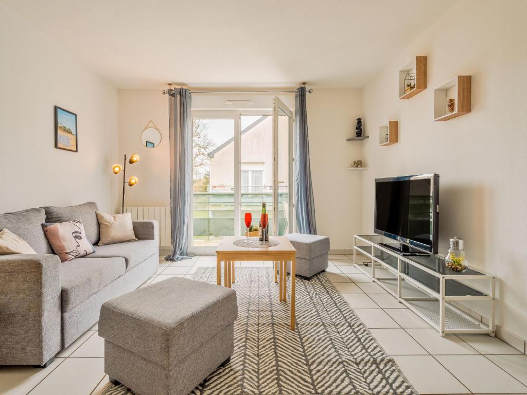 sala de estar con sofá y TV en Apartment Les Caps Horniers-2 by Interhome en Pleurtuit