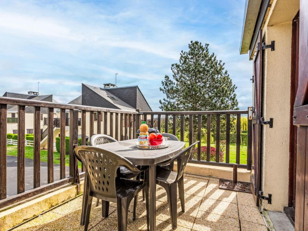 une table et des chaises sur le balcon d'une maison dans l'établissement Apartment Les Maisons de la Mer-6 by Interhome, à Merville-Franceville-Plage
