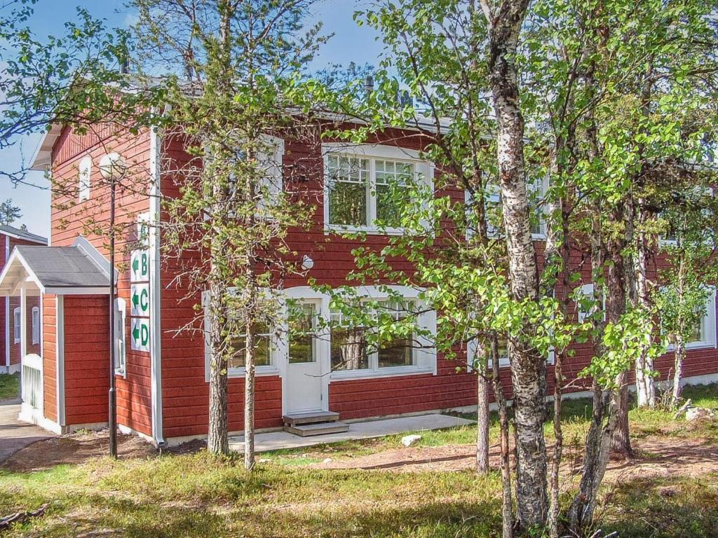 una casa de ladrillo rojo con puerta blanca en Holiday Home Moitakuru a23 by Interhome, en Saariselkä