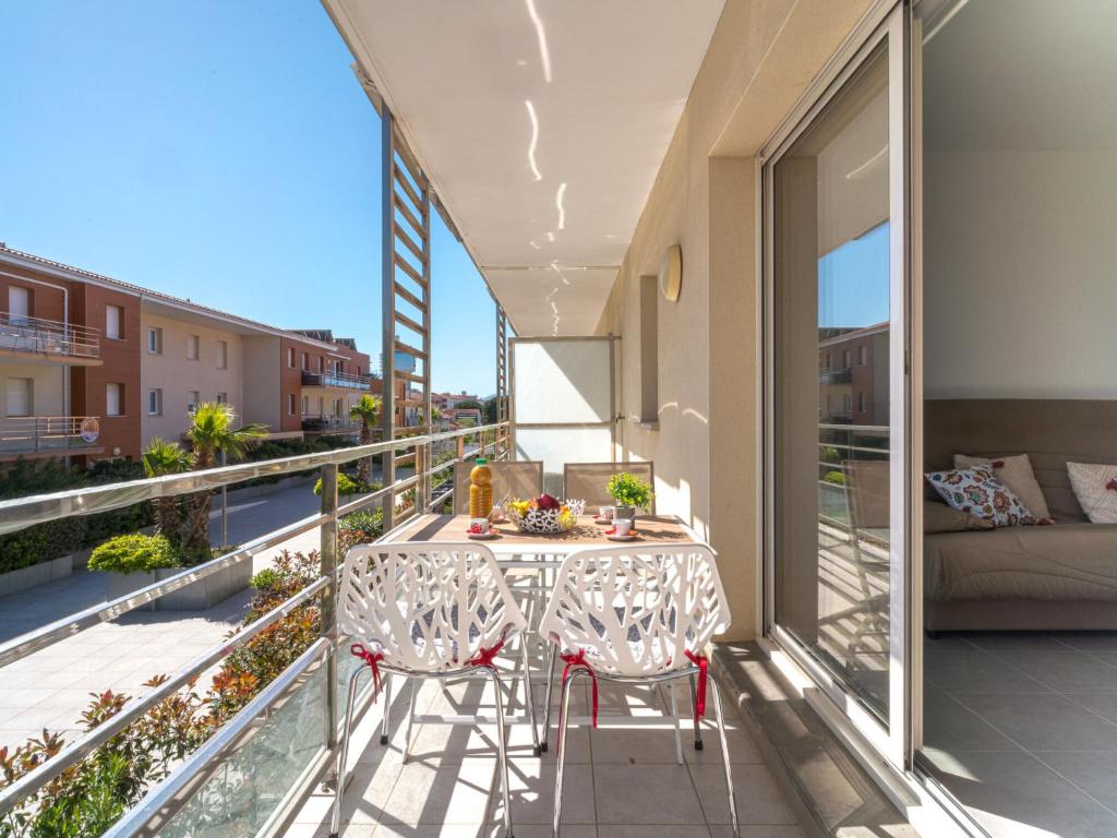 een balkon met een tafel en stoelen bij Apartment Clos Isabelle by Interhome in Canet-en-Roussillon