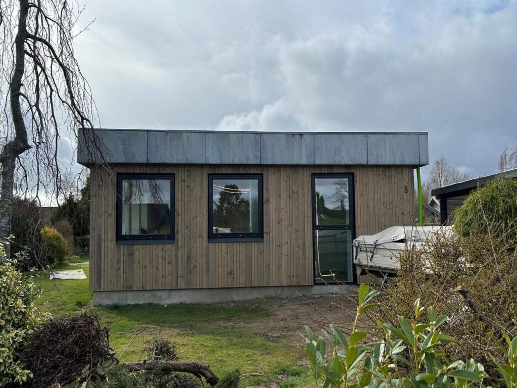 オルダーにあるHoliday Home Tedora - all inclusive - 250m from the sea by Interhomeの庭に窓のある小さな木造家屋