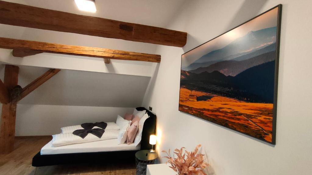 Zimmer mit einem Bett und einem Wandgemälde in der Unterkunft Apartmán v podhůří Krkonoš in Staré Buky
