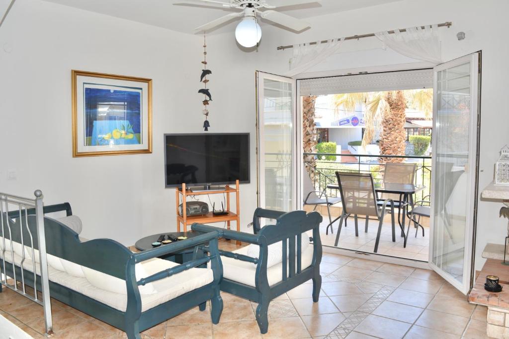 ペフコホリにあるN&J Apartment 3 by Booking Kottasのソファとテレビのあるリビングルーム