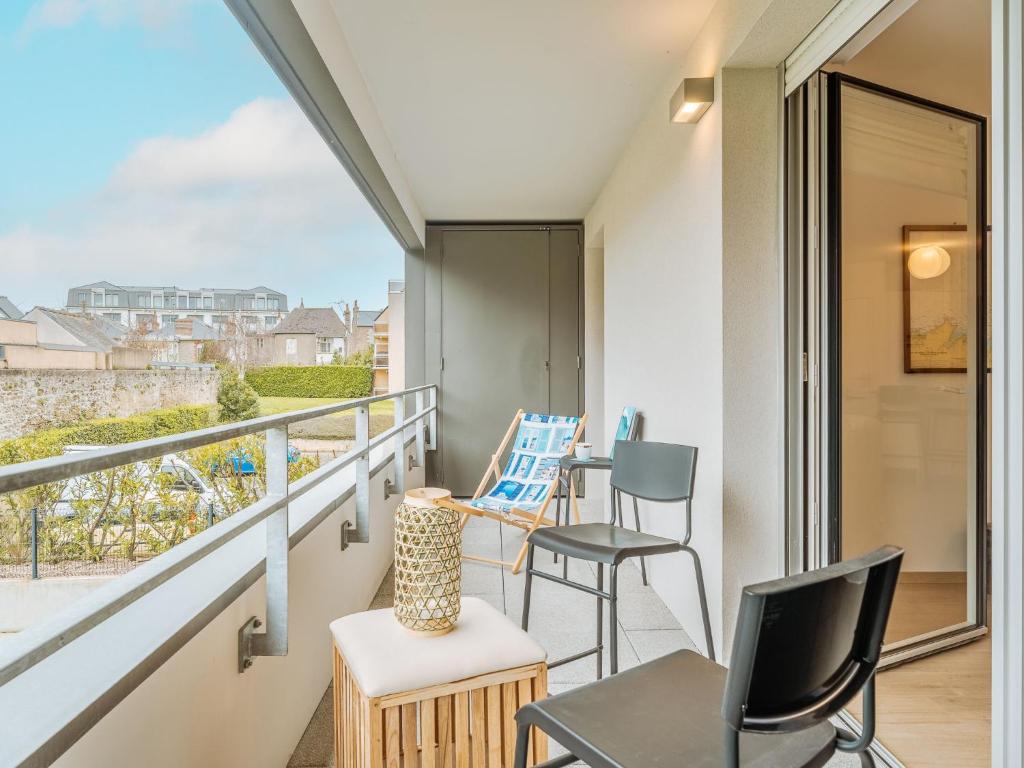 d'un balcon avec des chaises et une table offrant une vue. dans l'établissement Apartment Zéphyr by Interhome, à Dinard