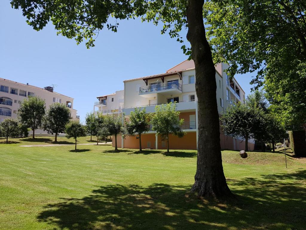 Κήπος έξω από το Apartment Jardins de Pontaillac-5 by Interhome