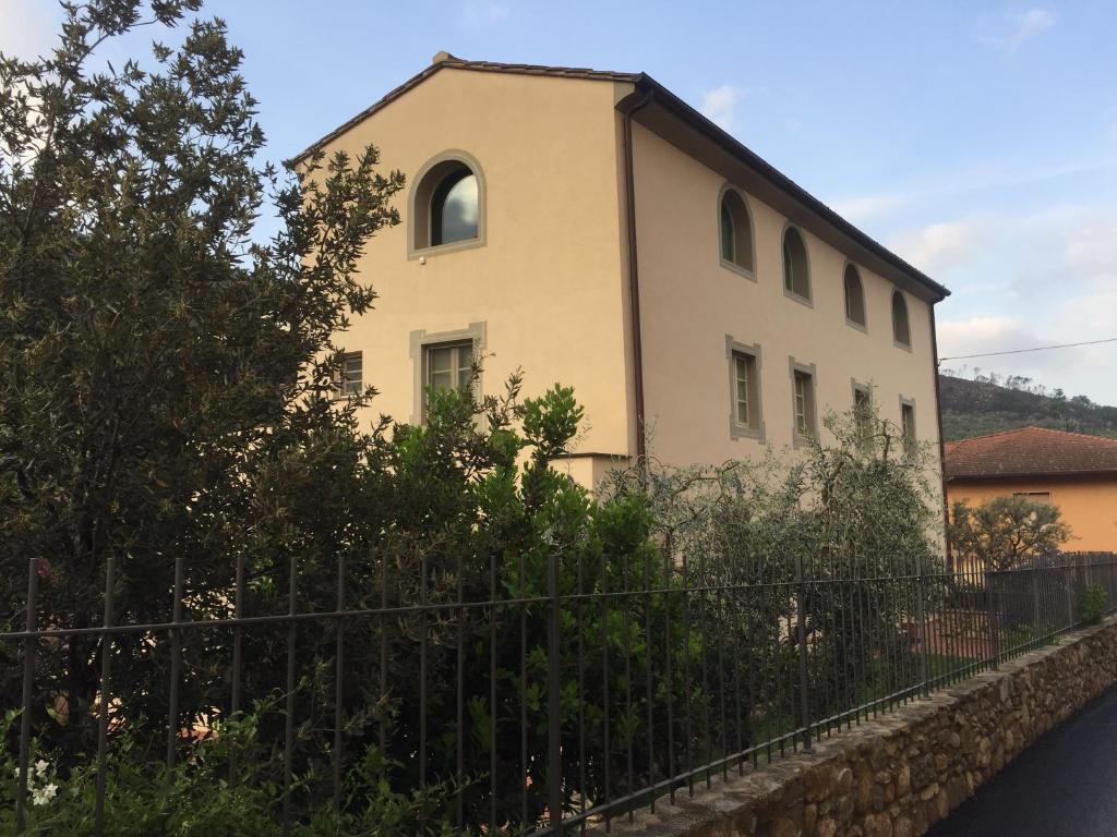 un edificio con una recinzione di fronte di Calci - dal monte al mare a Calci