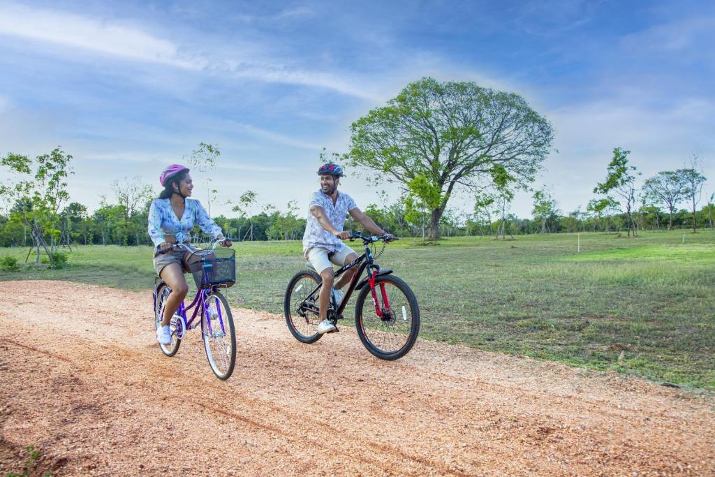 Jízda na kole v ubytování Sigiriya Forest Edge By Marino Leisure nebo okolí