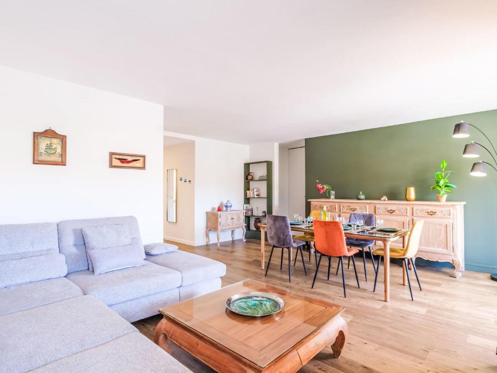 un salon avec un canapé et une table dans l'établissement Apartment Arcachon Marines-3 by Interhome, à Arcachon