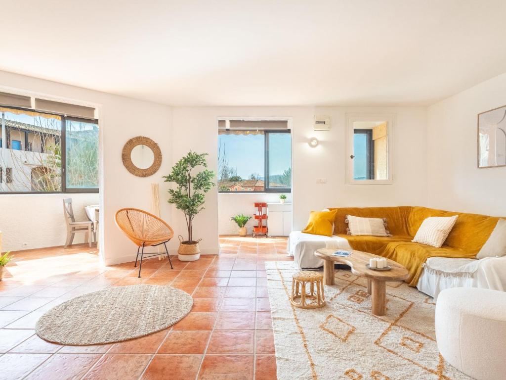 un salon avec un canapé et une table dans l'établissement Apartment Galiote-29 by Interhome, à Cogolin