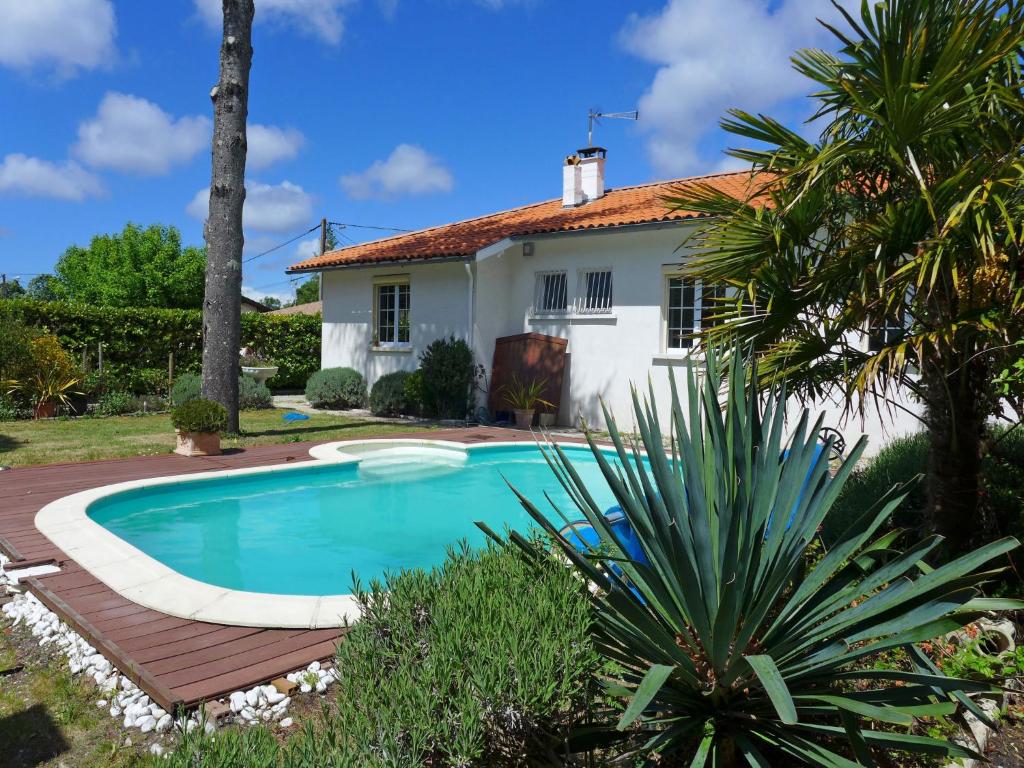 uma villa com piscina em frente a uma casa em Holiday Home Mayne Pauvre by Interhome em Carcans