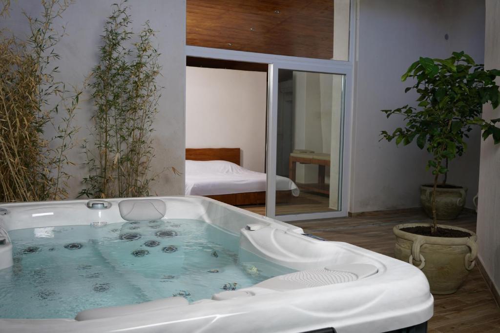 eine Badewanne in einem Zimmer mit einem Schlafzimmer in der Unterkunft Patio zen in Nîmes