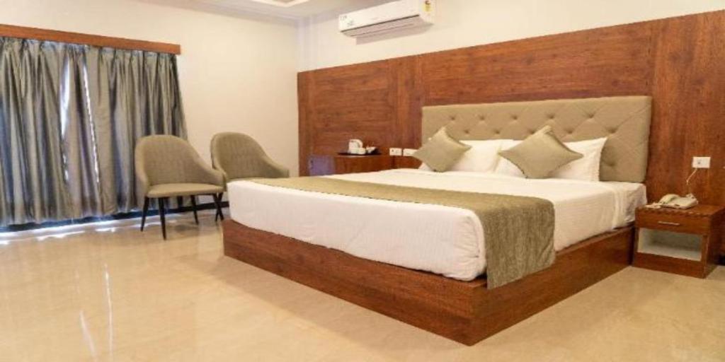 Tempat tidur dalam kamar di Hotel Creastview Inn New Delhi At IGI Airport