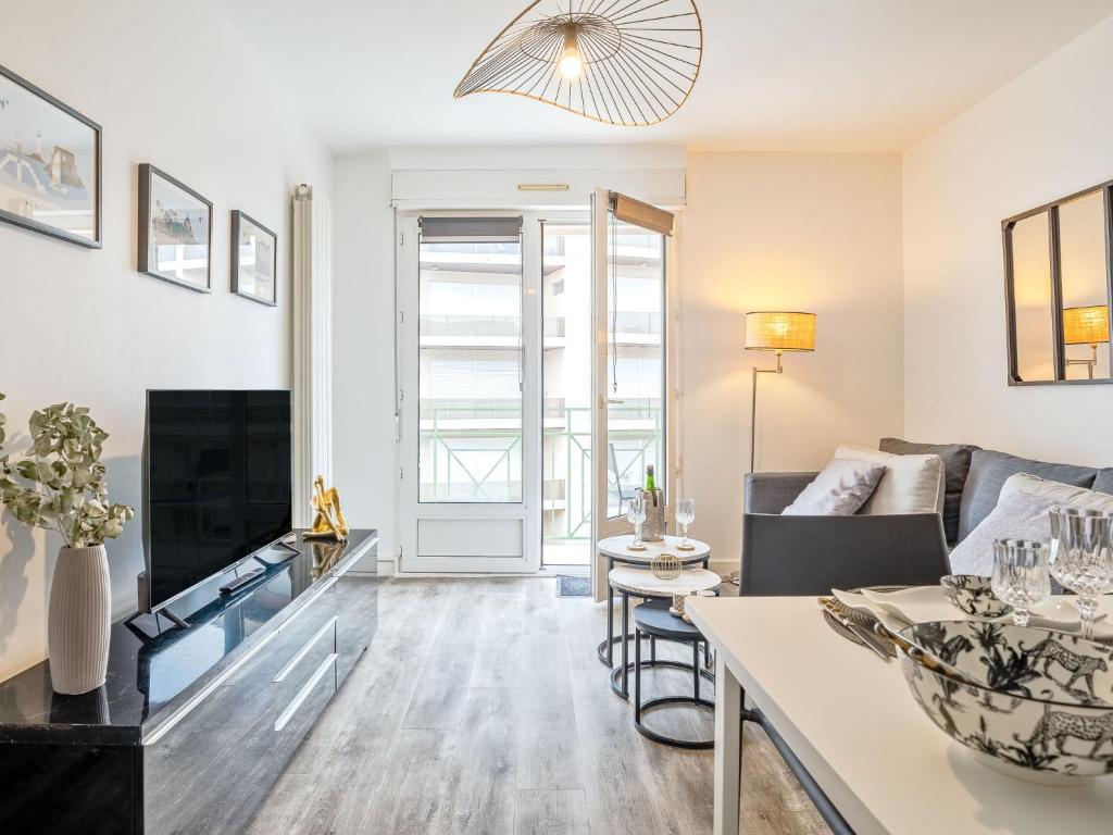 Μια τηλεόραση ή/και κέντρο ψυχαγωγίας στο Apartment Le Manon by Interhome