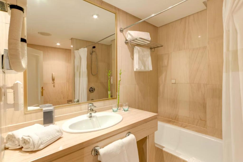 Kúpeľňa v ubytovaní AZZ Mérida Medea Hotel