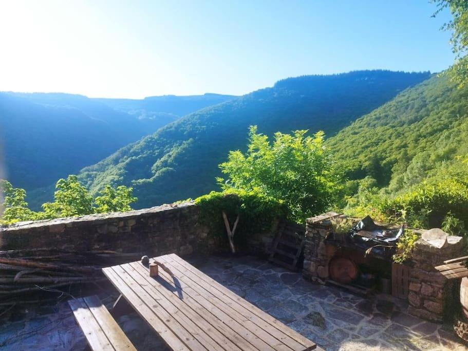 een patio met uitzicht op een berg bij Maison de charme Hautpoul in Mazamet