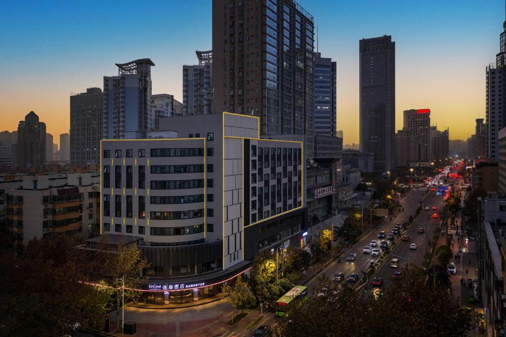 widok na miasto z samochodami na ulicy w obiekcie UrCove by Hyatt Xi'an Hi-Tec w mieście Xi'an