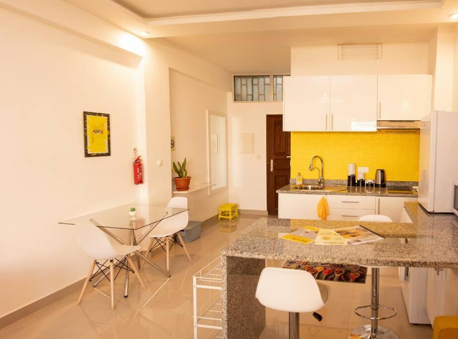kuchnia z blatem i krzesłami w pokoju w obiekcie Spacious studio by Luanda Bay with balcony w mieście Luanda