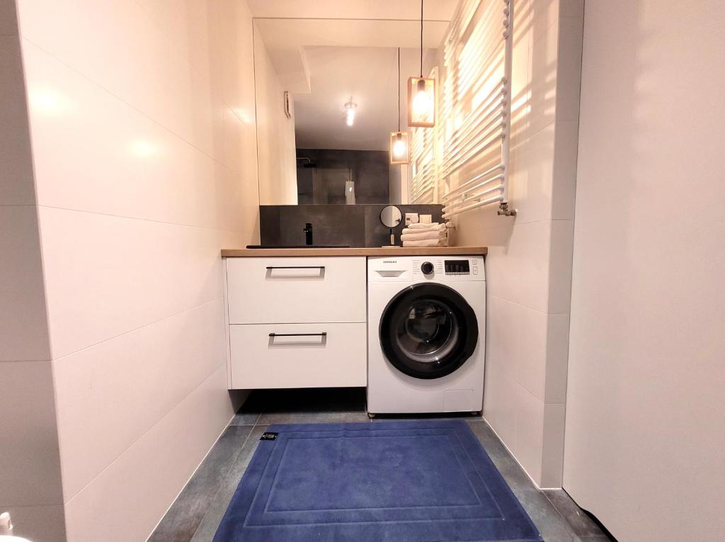 a laundry room with a washer and dryer at Widokówka in Piła