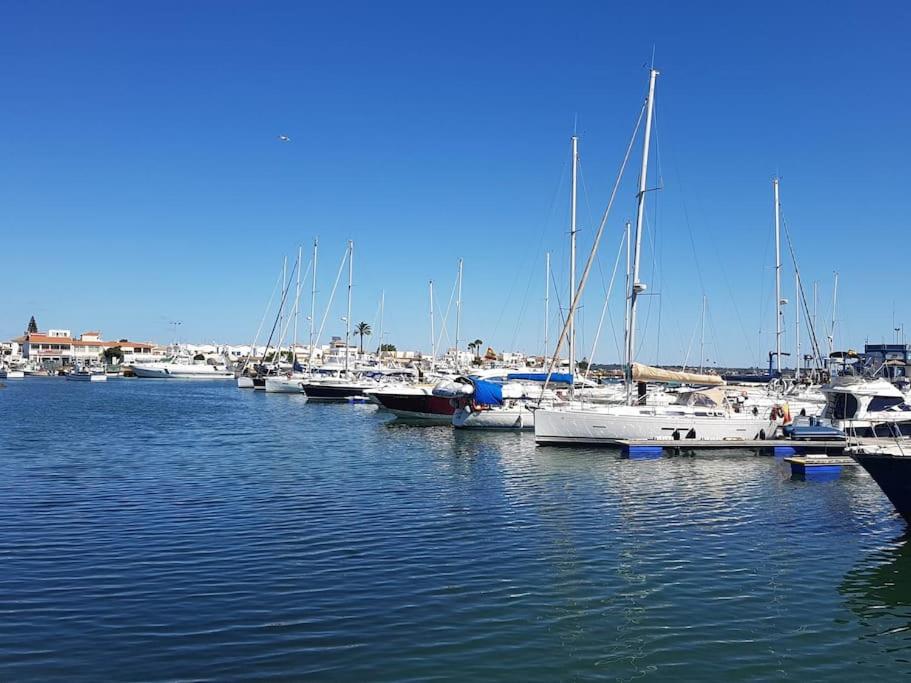 イスラ・デル・モラルにあるCasa en Punta Del Moralの港に停泊する船団