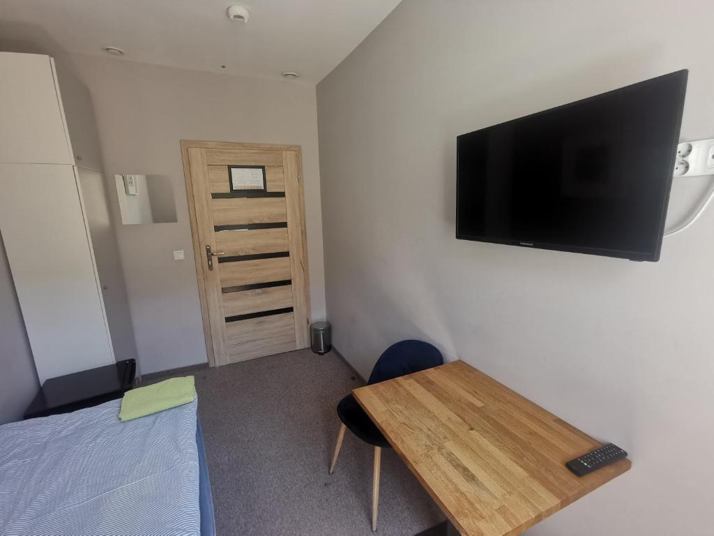 Televízia a/alebo spoločenská miestnosť v ubytovaní Bemma Apart Hostel