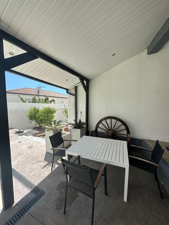 Posedenie v ubytovaní Superbe appartement dans villa avec piscine