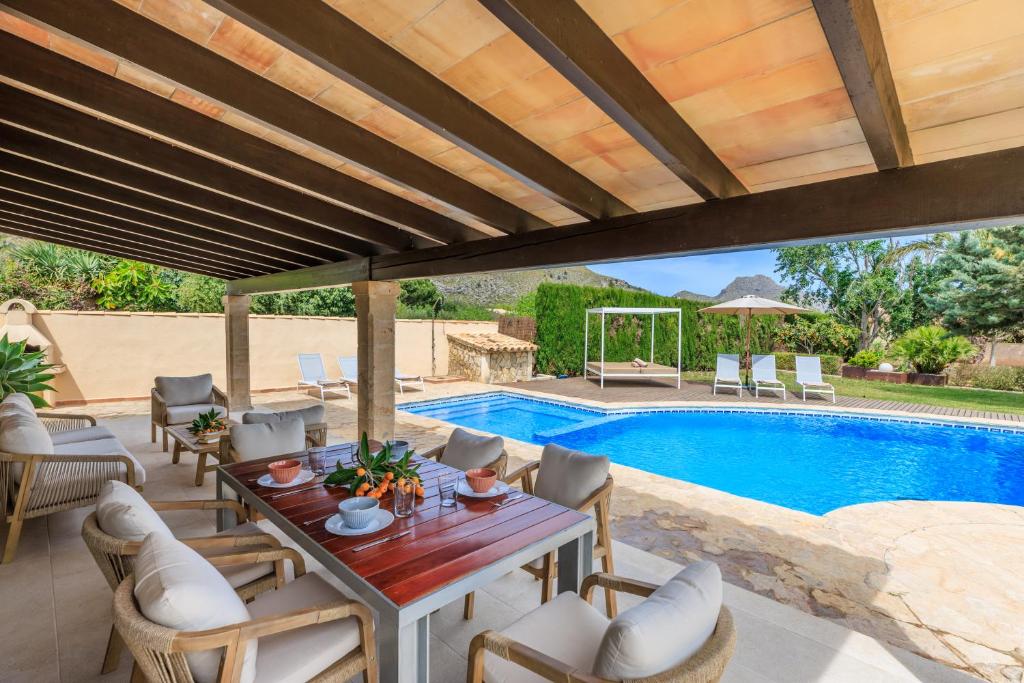Bazén v ubytování Villa Benvingut by Sealand Villas nebo v jeho okolí