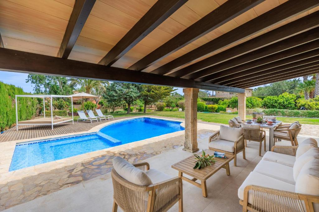 Bazén v ubytování Villa Benvingut by Sealand Villas nebo v jeho okolí