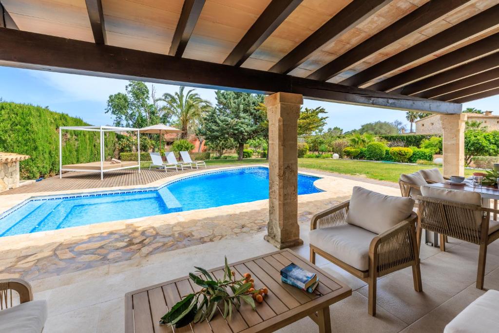 Bazén v ubytování Villa Benvingut by Sealand Villas nebo v jeho okolí