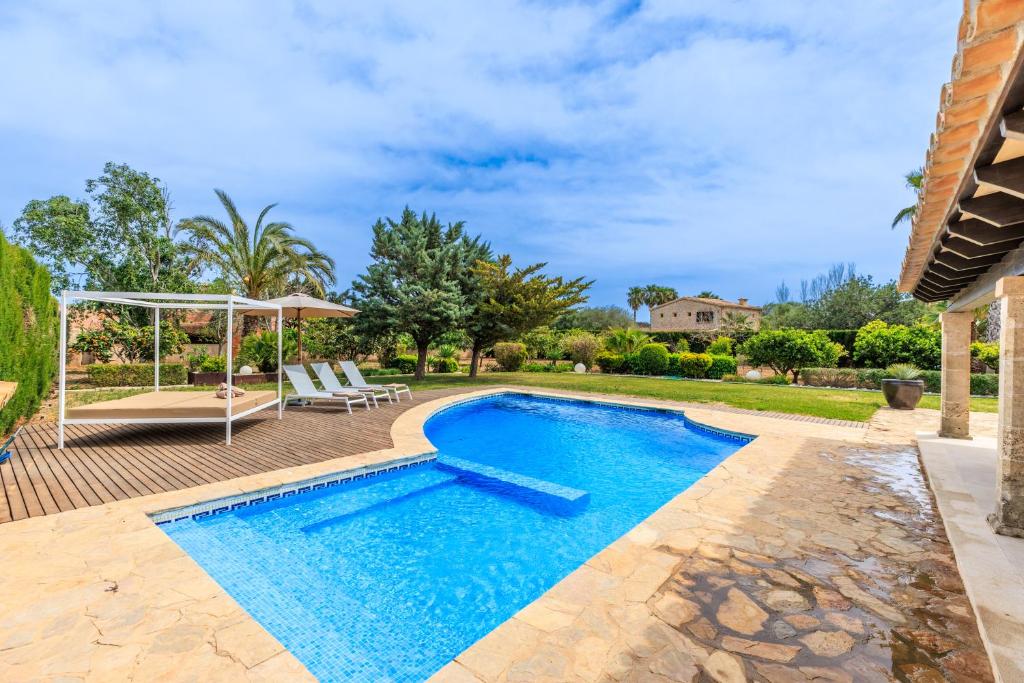 Bazén v ubytování Villa Benvingut by Sealand Villas nebo v jeho okolí